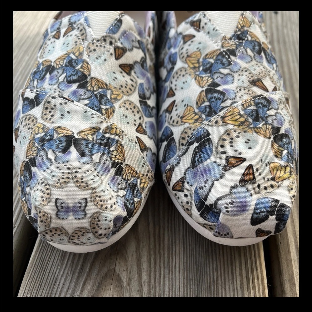 Toms Women 11 Slip-on White Canvas Butterfly Print Comfort Flats Lightweight EUC - Picture 2 of 11